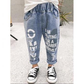 Jeans infantil decorado con letras y diseño desgastado