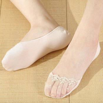 Pieds d'été doux, coton et dentelle