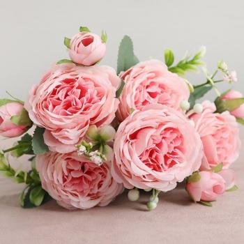 Peonía Imperial: 5 Rosas Grandes en Ramo Artístico