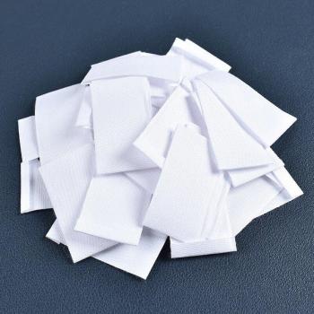 Étiquettes blanches pour sacs et vêtements