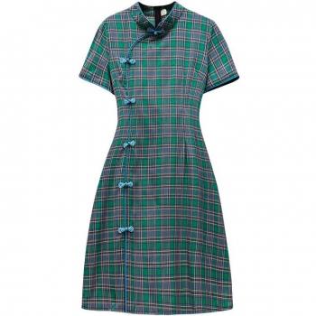 Moda Informal Verde: Vestido de Verano con Patrón Cuadrado
