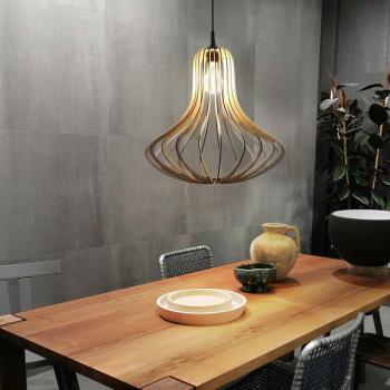 Eleganza in Legno: Lampada a Lamelle Vintage