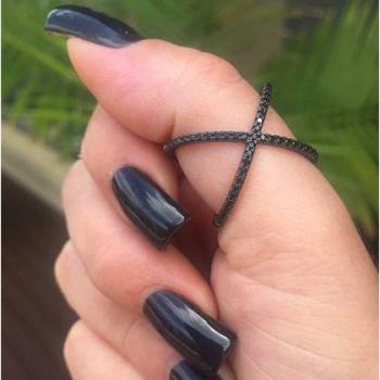 Anillo de plata de ley 925 con piedra negra y detalles en oro negro para mujer