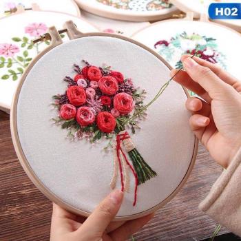Décoration artisanale en broderie – Fleurs et Rubans