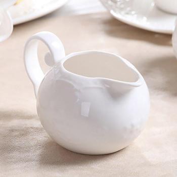 Cafetera de la Tarde: Tetera Blanca con Encaje Relieve