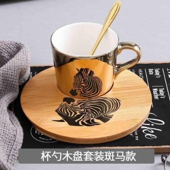 Juego Dual: Tazas de Leche y Agua para el Té