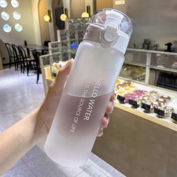 Bouteille d'eau en plastique pour motivation