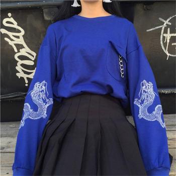 Top Chic Otoño Femenino Cuello Ovalo con Cadenas y Bordado Oscuro