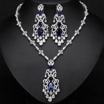 Luxuria Cubica: Pendientes y Collar de Zirconia