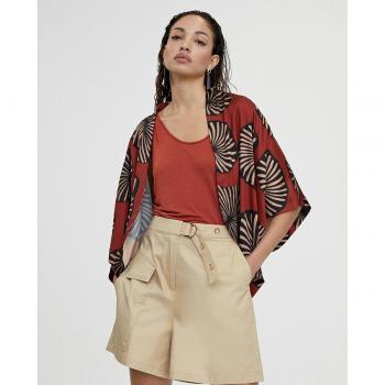 Bermuda de Estilo Lola Casademunt en Color Beige con Cinturón