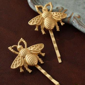 Bienen‑Clip mit goldener Tonne