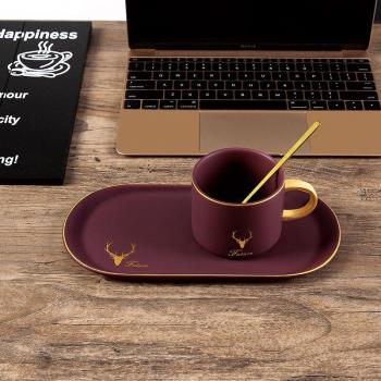 Tasses en céramique avec cuillères dorées