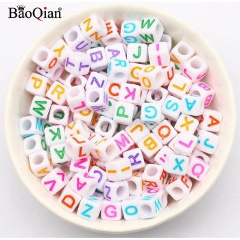 Perles acryliques cubes de lettres 6mm