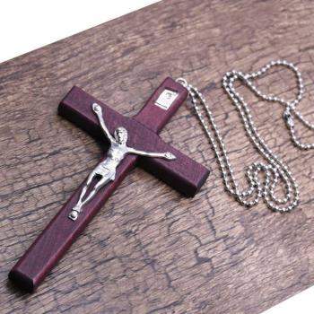 Bijou religieux en bois avec pendentif