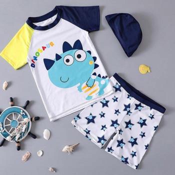 Junge Bademode Set mit Dinosaurier Motiv und Schwimmkappe