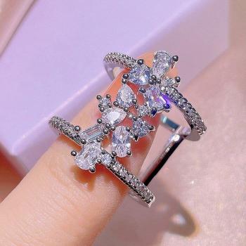 Anillo de plata con zirconita brillante para mujer