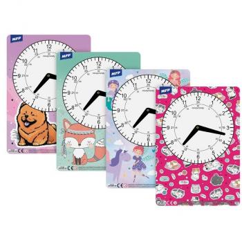 Horloge en carton avec illustrations