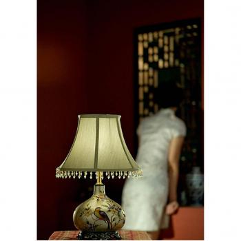 Illuminazione Rilassante del Salotto con Ceramiche Artigianali