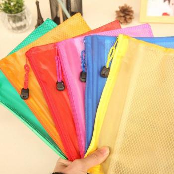 Étui à crayons et papiers