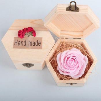 Contenant à savon boisé avec décor floral rose