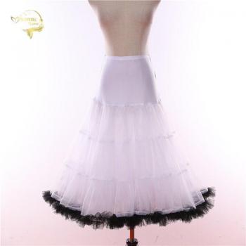 Vestido de Cóctel “Enagua” – Falda Negra con Detalle Rojo