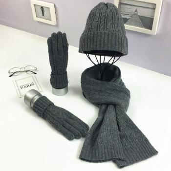 Winterhandschuhe und Beanie für Skiausflüge
