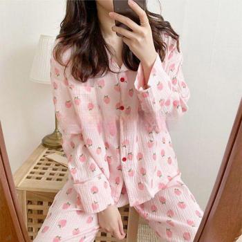 Conjunto de dormir rosa con estampado de fresas