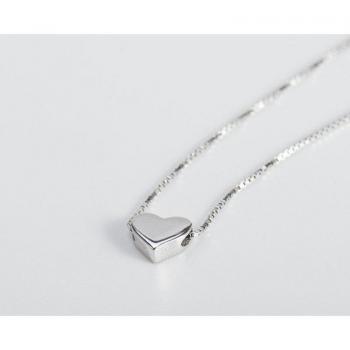 Collana minimalista con catena a clavicola e ciondolo a forma di cuore in argento