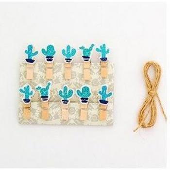 Petites pinces suspendues en bois