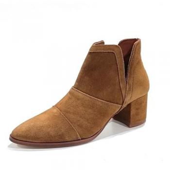 Botines Azahara de piel serraje con abertura lateral
