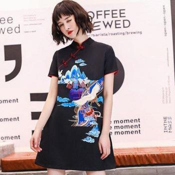 Modernes Cheongsam mit Druckdesign