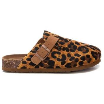 Calzado femenino de piel con patrón de felino y diseño plano