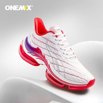 Couple de chaussures de sport ONEMIX, modèles 47 inclus