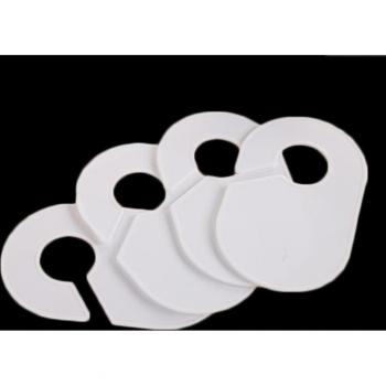 Cintres rectangulaires avec étiquettes