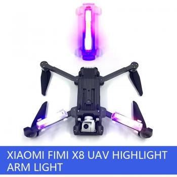 Dron de cuatro ejes con luz brillante