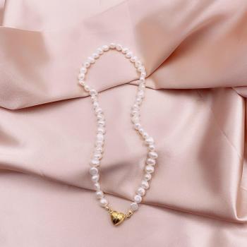 Collar de Perlas con Colgante de Corazón en Dorado y Plateado