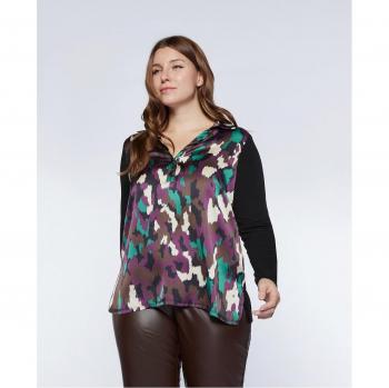 Camiseta de mujer con cuello camisero y diseño camuflaje