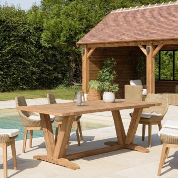 KALLY de Macabane – Table extérieure 220×100 cm, teck recyclé, pieds V inversés, marbre