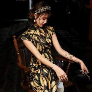 Robe de Soie Cheongsam Noir-Blé, Imprimé d'Oreilles Élégant
