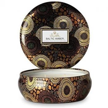 Voluspa Japonica Collection Candela profumata tre stoppini (resina ambrata, legno di sandalo, cedro e orchidea)