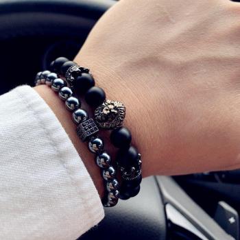 Bracelet homme avec breloques couronne et lion, 2 pièces, en pierre mate et lave