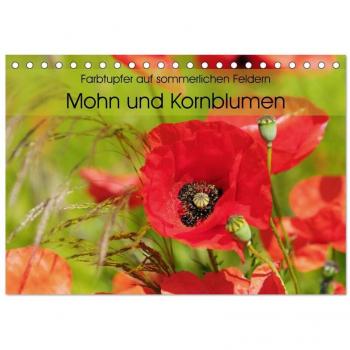 Farbtupfer auf sommerlichen Feldern