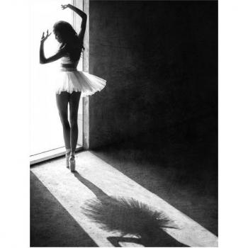 Pyramid Shadow Dance Art – 50 cm Black‑White Version