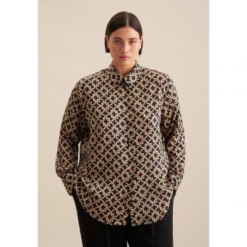 Hemdbluse im modernen Druckstil