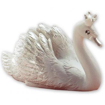 Swan-Themed Wedding Table Decor