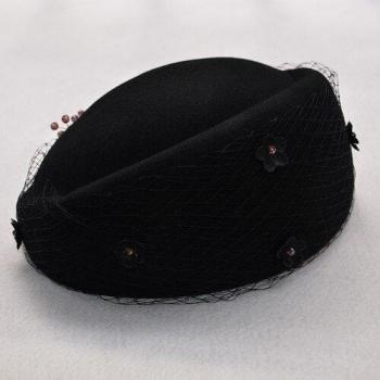 Béret champêtre à voiles floraux et plume subtile – Edition Air & Horizon
