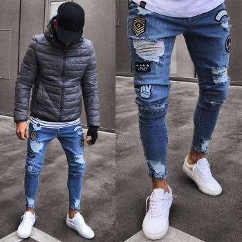 Jeans ajustados deshilachados tipo biker con cinta