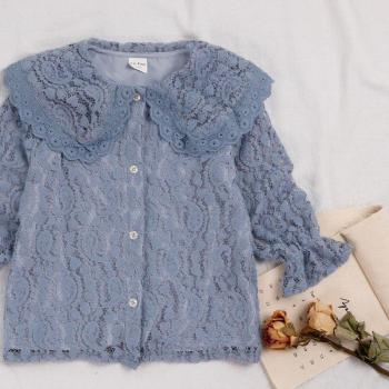 Camisa otoñal para niña con detalles de encaje