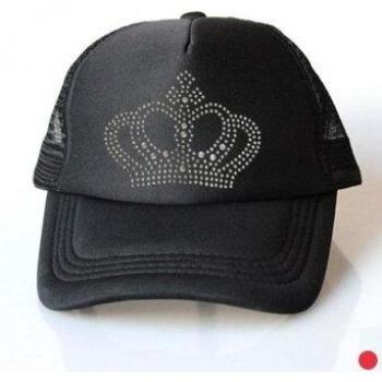 Gorra con corona para bebé y bordado