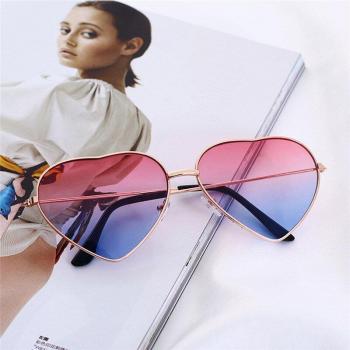Gafas de sol festivas en forma de corazón